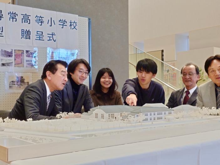 復元模型を囲み、卒業生たちが話を弾ませた