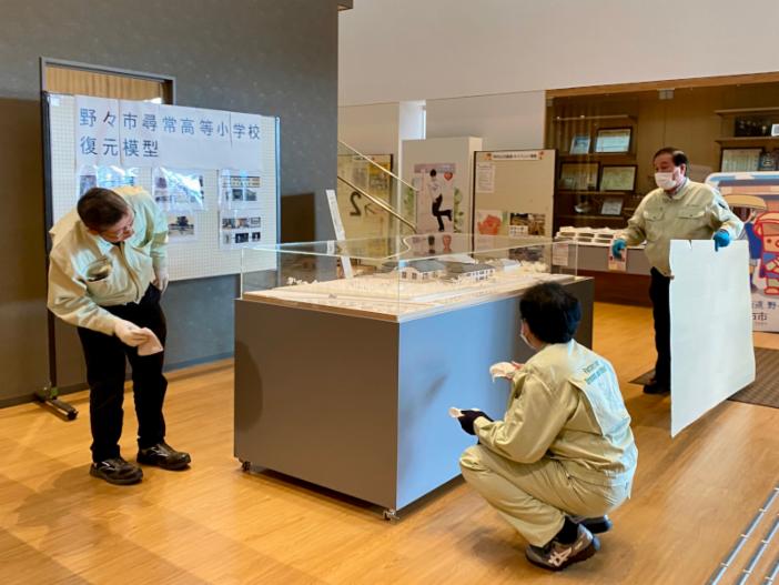 展示台は金沢工業大学夢考房の技師によって制作された。<br>展示台には、およそ150年前に当地に小学校が開校してからの歩みをまとめた年表も設置された