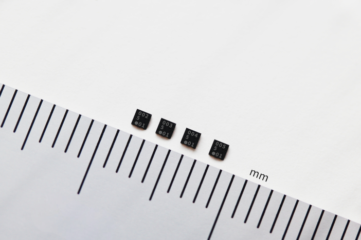 発表されたマイクロ波ワイヤレス電力伝送向け整流ダイオード製品写真 「NT9000/NT9001/NT9002/NT9003」 (DFN1212-4-HD) (日清紡マイクロデバイス株式会社プレスリリースより) 発表されたマイクロ波ワイヤレス電力伝送向け整流ダイオード製品写真<br> 「NT9000/NT9001/NT9002/NT9003」 (DFN1212-4-HD) <br>(<a href="https://www.nisshinbo-microdevices.co.jp/ja/about/info/20260310.html" target="_blank" class="externalLink">日清紡マイクロデバイス株式会社プレスリリースより</a>)