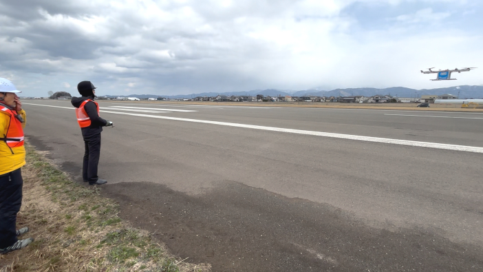 福井空港で行われた飛行実験の模様。高度5ｍまで上昇させ、飛行特性を検証した