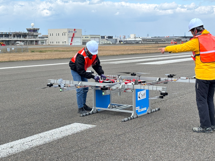 福井空港 滑走路にて機体確認をしている学生（福井空港ターミナルビル を背にして）