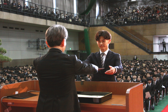 学士（情報学）の学位記を授与された経営情報学科 櫻井 逸希さん