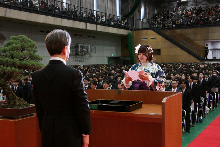 卒業生を代表して生命・応用バイオ学科の金澤 梨々華さんが答辞を述べた