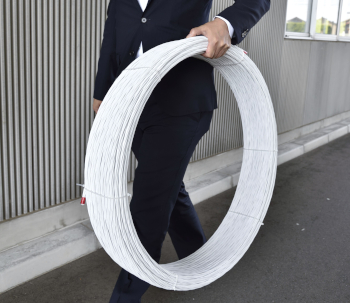 メタルワイヤーの5分の1の重さで、手で持ち運びできる