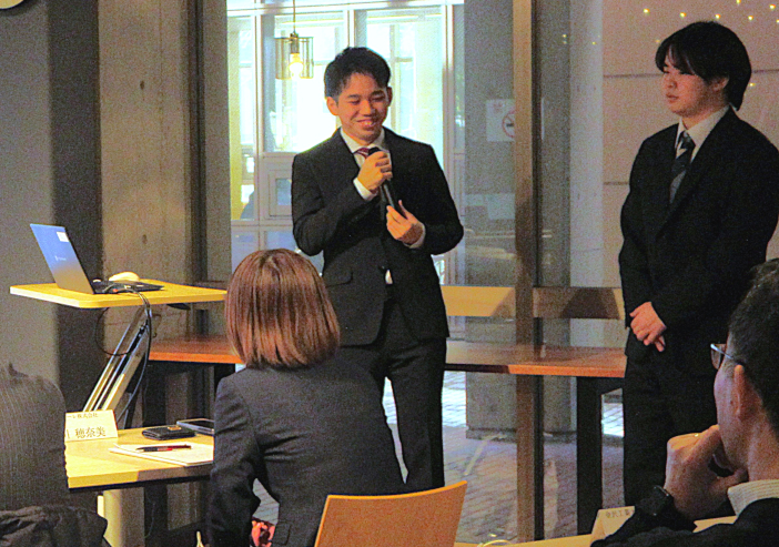 発表の様子<br>左側が小村さん、右側が榊さん