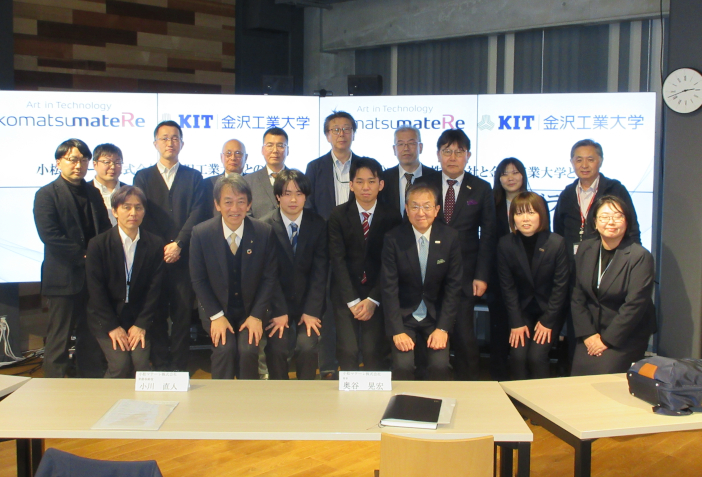 成果発表会終了後の集合写真<br>中央前列の左側が榊さん、右側が小村さん