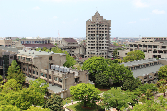 北校地キャンパス鳥瞰。左手前が1 号館、塔状の建物がライブラリーセンター 北校地キャンパス鳥瞰。左手前が1 号館、塔状の建物がライブラリーセンター
