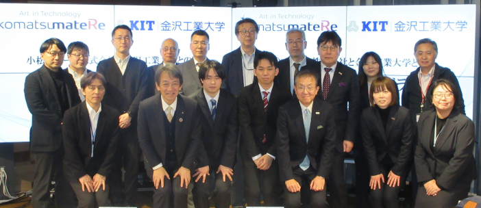 成果発表会終了後の集合写真<br>中央前列の左側が榊さん、右側が小村さん