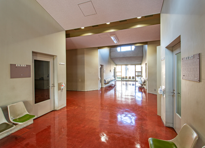 1号館の東側にはユニット化された教室が並ぶ(撮影:勝原基貴) 1号館の東側にはユニット化された教室が並ぶ(撮影:勝原基貴)