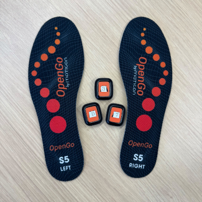 研究で利用したセンサ<br>（腰・すね用のIMUセンサと、IMUを内蔵したインソール型センサ）