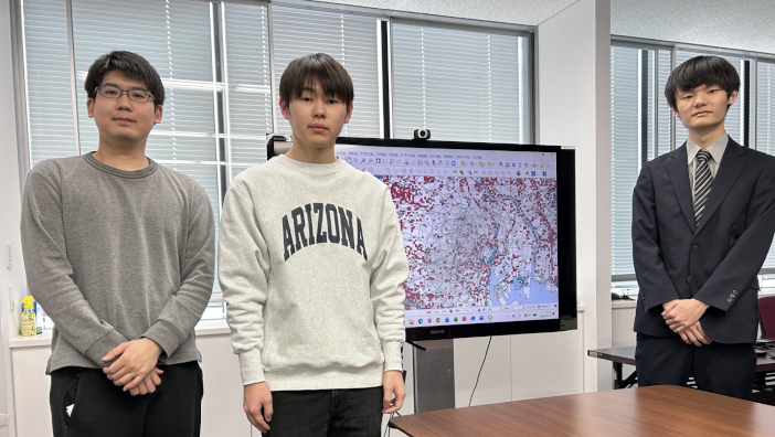 4大学合同研究室「ブラックキッズ+」のメンバーとして参加した石原研究室の3名。 (写真左から)那須 祐太さん(大学院ビジネスアーキテクト専攻1年)、西藤 響さん(経営情報学科3年)、小田原 千裕さん(経営情報学科3年) 4大学合同研究室「ブラックキッズ+」のメンバーとして参加した石原研究室の3名。<br>(写真左から)那須祐太さん(大学院ビジネスアーキテクト専攻1年)、西藤響さん(経営情報学科3年)、小田原千裕さん(経営情報学科3年)