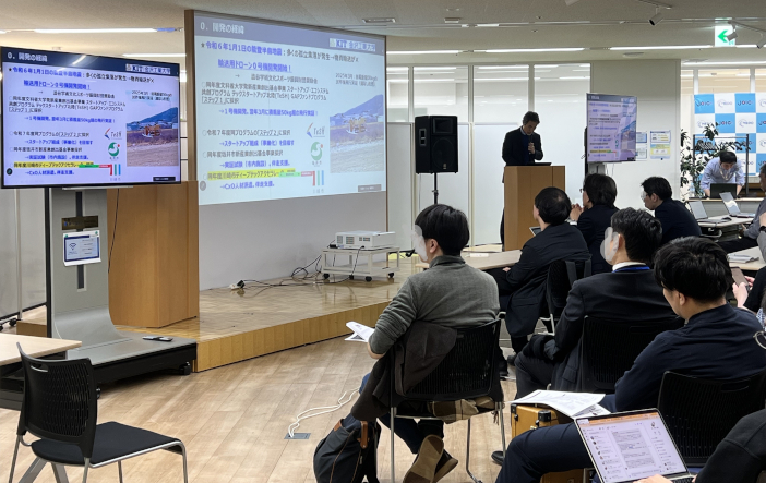 取り組みの成果について発表を行う赤坂教授（神奈川県川崎市）