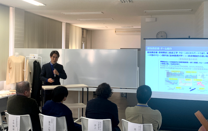 進行中の取り組みについて説明する赤坂教授