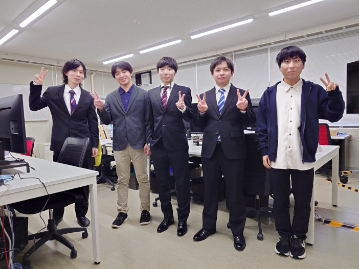 【学生奨励賞を受賞した発表者5名】<br>写真左から伊藤壮亮さん（情報工学科4年）、下川　舜さん（大学院工学研究科　情報工学専攻博士前期課程1年）、的場渓太さん（大学院工学研究科　情報工学専攻博士前期課程1年）、堀内晴貴さん（大学院工学研究科　情報工学専攻博士前期課程2年）、角田　想さん （大学院工学研究科　情報工学専攻博士前期課程1年）