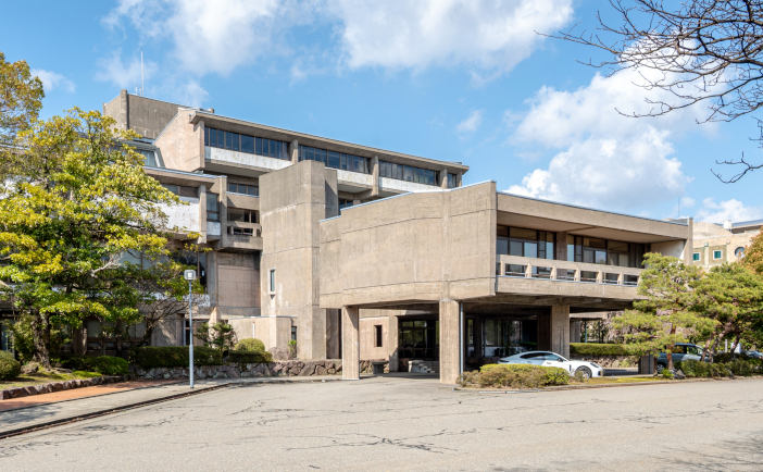 金沢工業大学1号館(旧本館/1969)外観(撮影:勝原基貴) 金沢工業大学1号館(旧本館/1969)外観(撮影:勝原基貴)