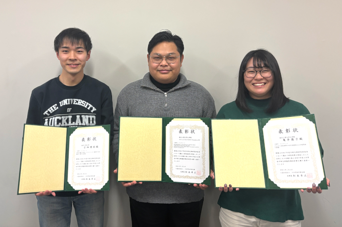 (写真左から)古畑博結さん(環境土木工学科4年)、SOULATHATHONE Phaipakoneさん、(環境土木工学専攻1年)、亀井慎子さん(環境土木工学専攻2年) (写真左から)古畑博結さん(環境土木工学科4年)、SOULATHATHONE Phaipakoneさん、(環境土木工学専攻1年)、亀井慎子さん(環境土木工学専攻2年)