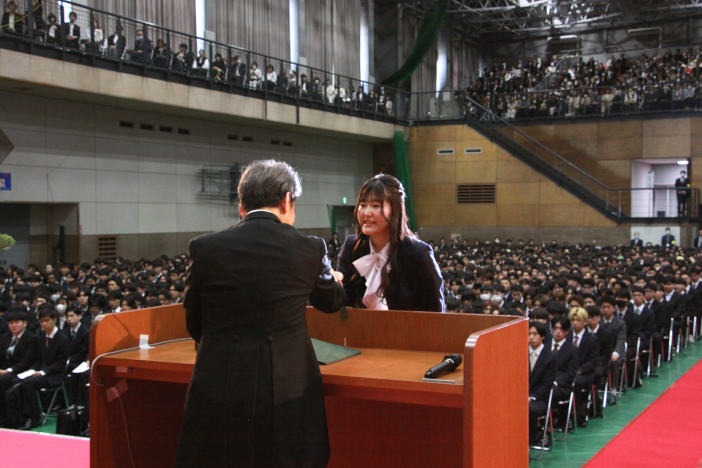 学部新入生代表宣誓を行う高 瑠夏さん