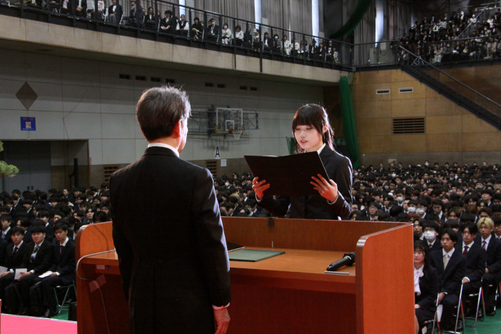 大学院新入生代表宣誓を行う山下 優希さん