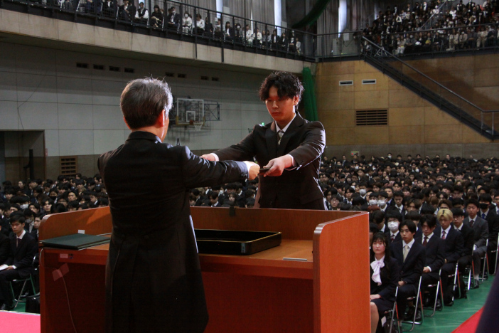 特別奨学生を代表してリーダーシップアワード生証が授与された橋本 寛人さん