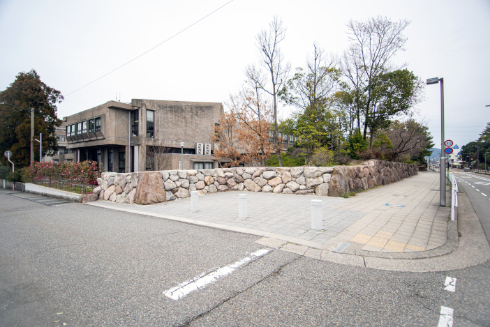 改修された外構部の石垣（撮影：勝原基貴）<br>現在これだけの量の戸室石を入手することは困難であるが、建設当時に石切場にあった石材を入手したという