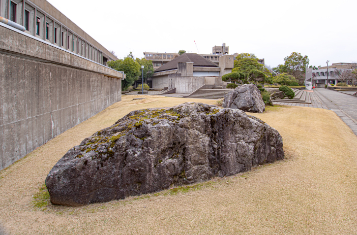 7号館前の中庭に点在する景石（撮影：勝原基貴）