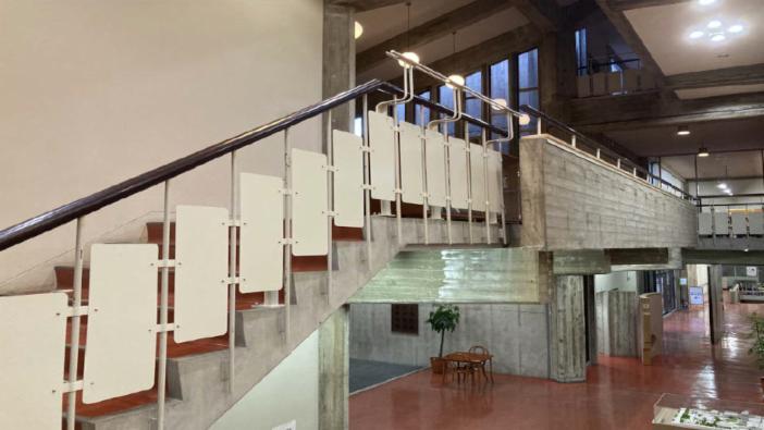 改修後の手すり（提供：中本武志）<br>手摺子は支柱で補強され必要な高さの握り棒が新たに設置された。隙間にはプレートが付け加えられた