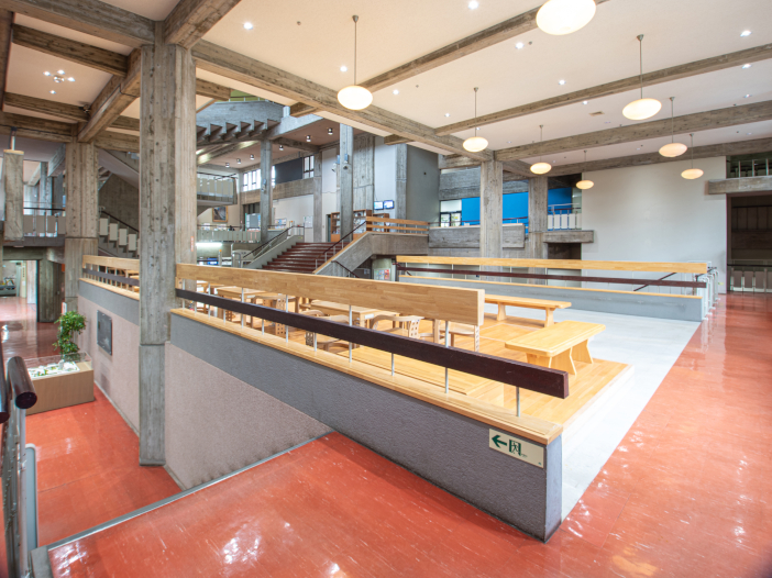 改修後の手すり（撮影：勝原基貴）<br>オリジナルの素材・意匠を考慮し、高さの確保がなされた。なお、手すりの長さや床の色の違いは動線の緩やかなゾーニングのため