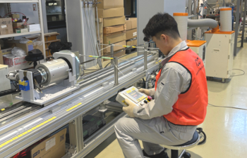 ICCに設置してある津田駒工業の複合材料の 加工装置にて就業している荻野さん