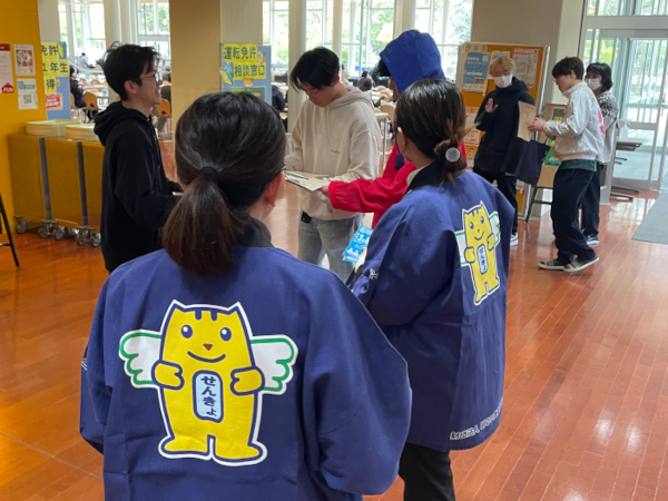 野々市市選挙管理委員会の皆さんと啓蒙グッズを配布 野々市市選挙管理委員会の皆さんと啓蒙グッズを配布