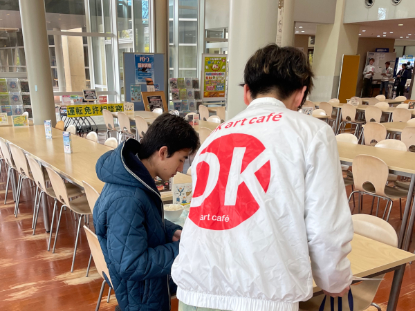 センキョ割の説明をするDK art caféプロジェクトメンバー センキョ割の説明をするDK art caféプロジェクトメンバー