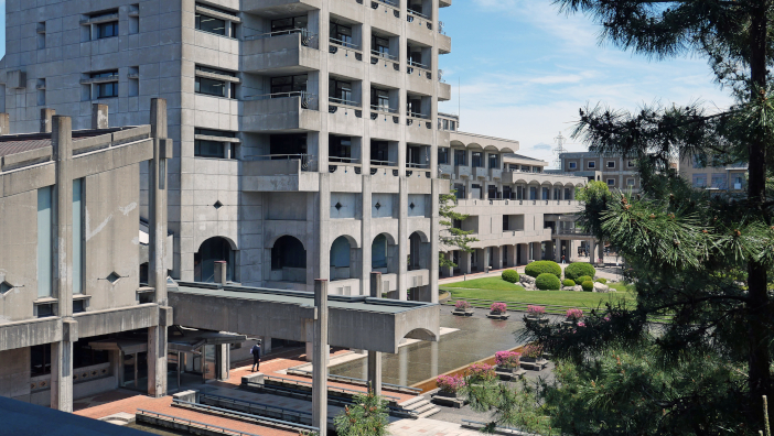 ライブラリーセンターと7号館（撮影：勝原基貴）