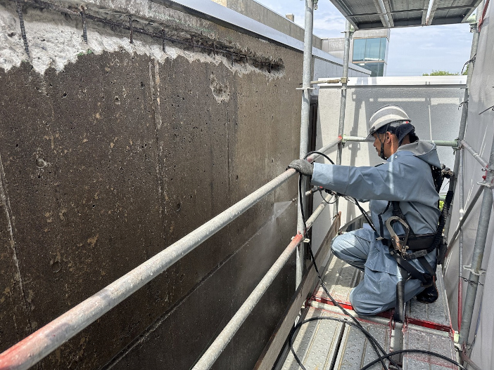 外壁洗浄作業の様子（提供：施設部）