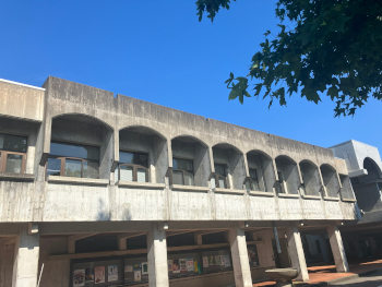 外壁改修工事前の3号館（提供：施設部）