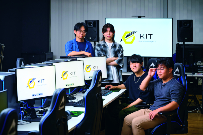 [写真]<br>  『金沢工業大学入学案内2027』 pp.14-15<br> <br>[プロジェクトWebサイト]<br>  <a href="https://www.kaleidoweb.net/" target="_blank" class="externalLink">https://www.kaleidoweb.net/ </a>