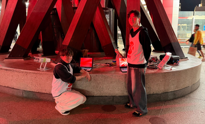 5月2日の第1回目の投影に向けてセッティングを終えた村上太一さん(写真左)と宮本直太郎さん（写真右）。<br>いずれもメディア情報学科3年