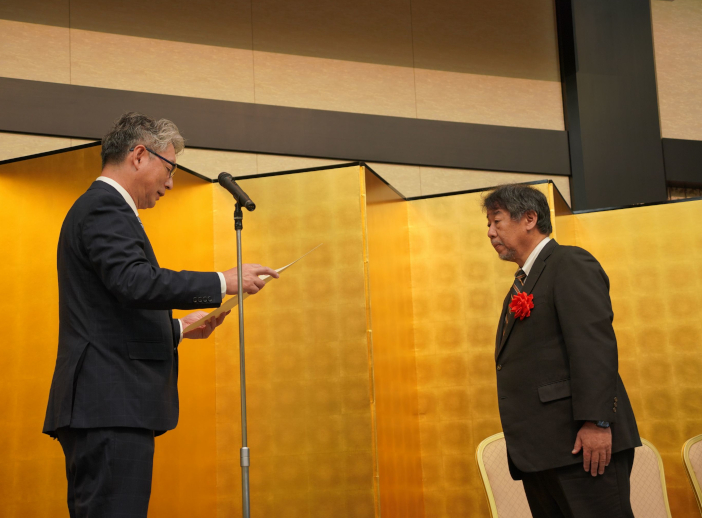 写真左:空気調和・衛生工学会 秋元 孝之会長。写真右:木虎久隆教授 写真左:空気調和・衛生工学会 秋元 孝之会長。<br class="visible-sp">写真右:木虎久隆教授