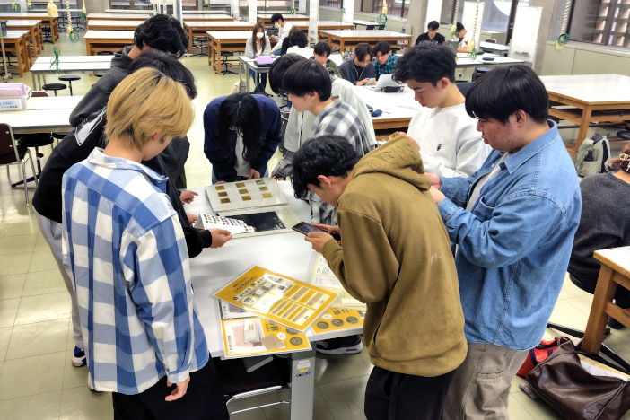 箔の見本を見る学生 (金沢工業大学扇が丘キャンパス) 箔の見本を見る学生 (金沢工業大学扇が丘キャンパス)