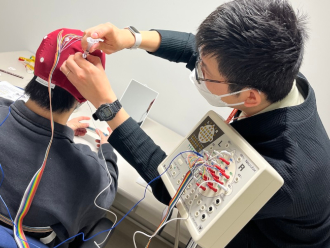 脳波計測の模様 (金沢工業大学やつかほリサーチキャンパス 感動デザイン工学研究所 川島朋也研究室) 脳波計測の模様<br>(金沢工業大学やつかほリサーチキャンパス 感動デザイン工学研究所 川島朋也研究室)
