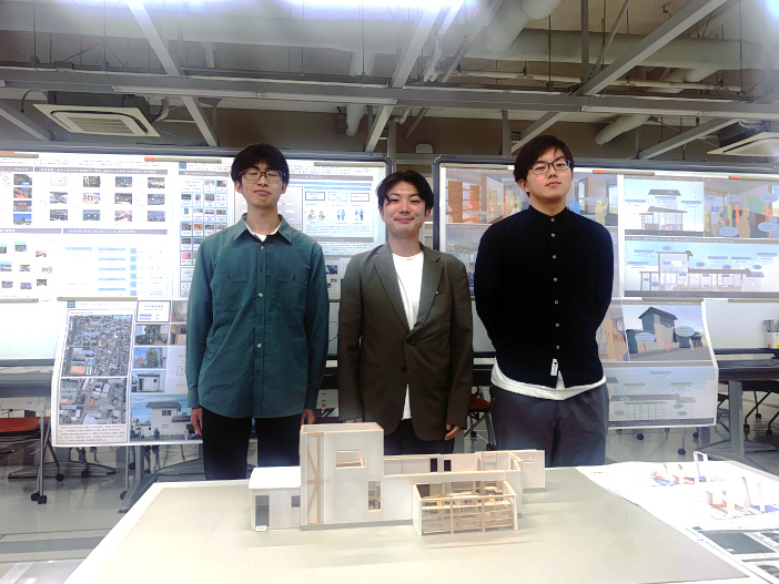 最優秀賞のＣチームメンバーと「建築模型」および「設計パネル」