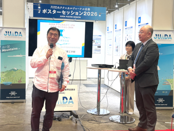 受賞後、挨拶する伊藤教授