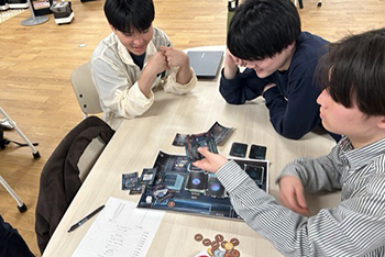 学生によるデモプレイの様子 学生によるデモプレイの様子