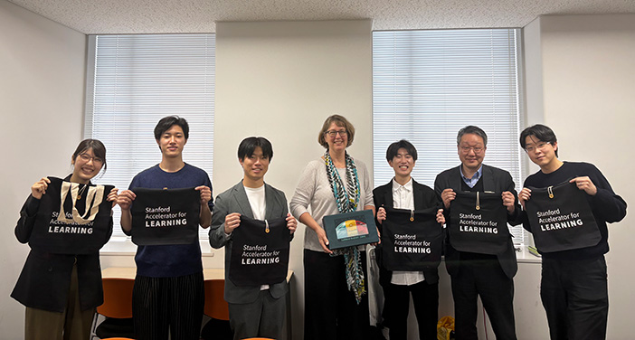 写真中央がスタンフォード大学のKarin Forssell博士。 「AI×推し×学習教材」の教育実践の成果報告と意見交換後に撮影。2026年3月26日 慶應義塾大学日吉キャンパス 写真中央がスタンフォード大学のKarin Forssell博士。 <br>「AI×推し×学習教材」の教育実践の成果報告と意見交換後に撮影<br>2026年3月26日 慶應義塾大学日吉キャンパス
