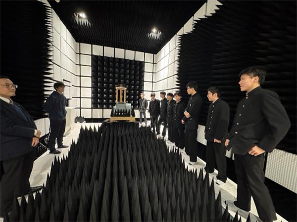 金沢工業大学電気・光・エネルギー応用研究センターでは、大学保有設備としては国内最大規模の電波暗室を見学