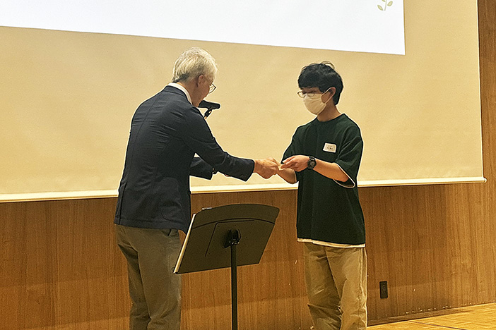 健康福祉部次長より修了証を授与 健康福祉部次長より修了証を授与