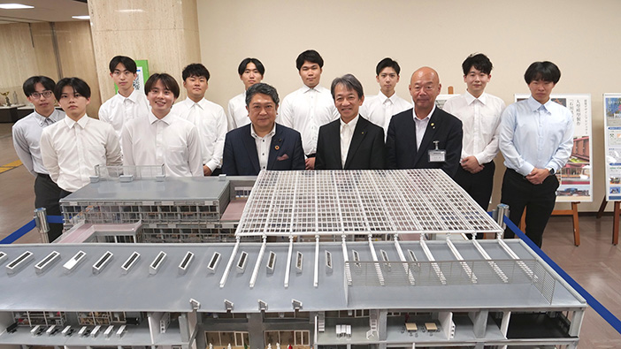 2026年7月13日、金沢市役所1階エントランスホールで