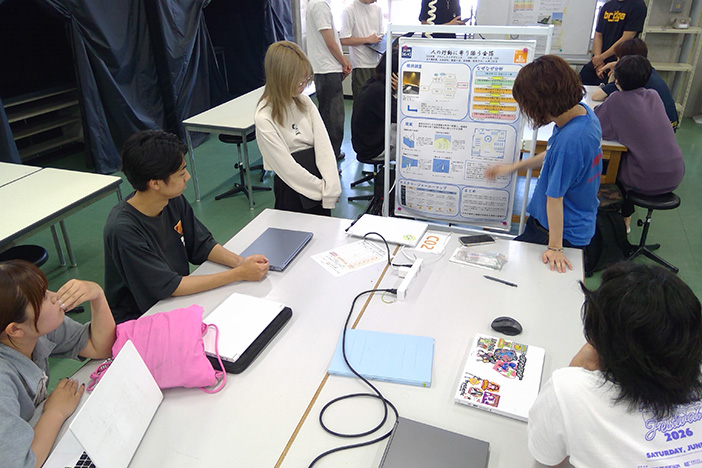 キャンパス内でのポスター発表の様子(建築学科・建築デザイン学科) キャンパス内でのポスター発表の様子<br>(建築学科・建築デザイン学科)