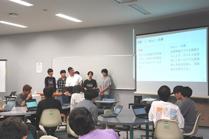 授業最終日の口頭発表の模様 (情報工学科・知能情報システム学科) 授業最終日の口頭発表の模様<br>(情報工学科・知能情報システム学科)