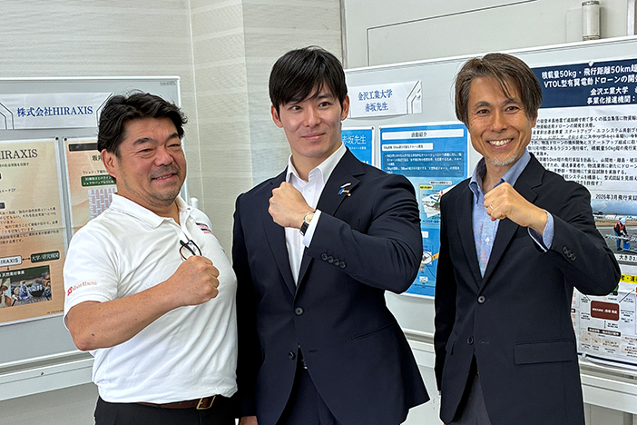 左から丸八(株)菅原社長、石田知事、赤坂教授<br>※坂井市の丸八(株)と赤坂教授は、ドローン機体の軽量化(CFRP化)で連携中