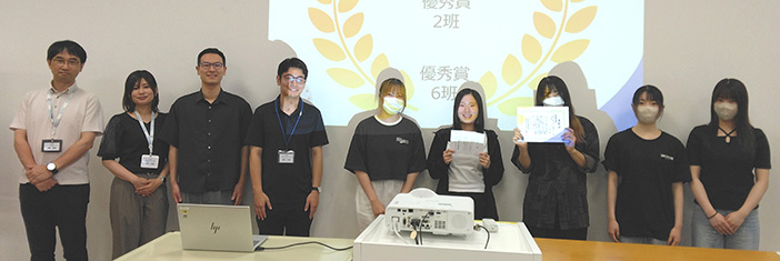 T-SoLinxの皆さんと最優秀賞アイデアを受賞した3班の学生たち T-SoLinxの皆さんと最優秀賞アイデアを受賞した3班の学生たち
