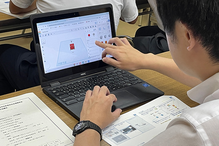 3Dモデリングソフトを体験する高校教員 3Dモデリングソフトを体験する高校教員